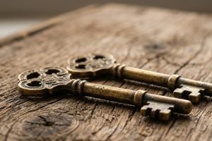 Два одинаковых старинных ключа на деревянном столе