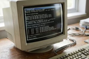 Окно командной строки на мониторе старого компьютера с результатами проверки сети