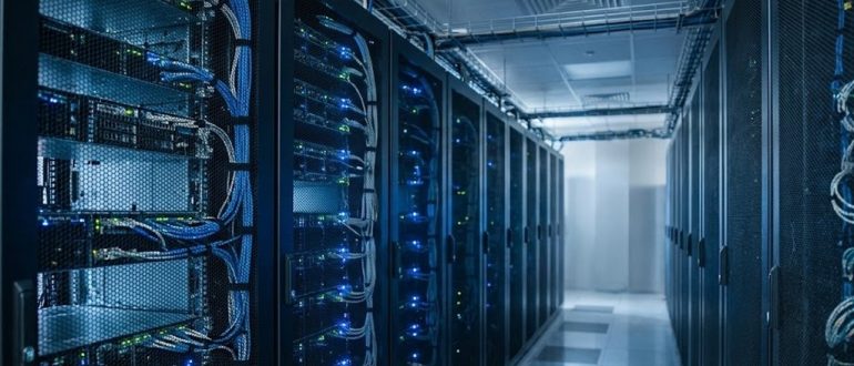 Серверная комната со стойками оборудования для корпоративной почты
