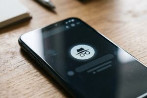 Смартфон с открытой вкладкой в режиме инкогнито на тёмном фоне