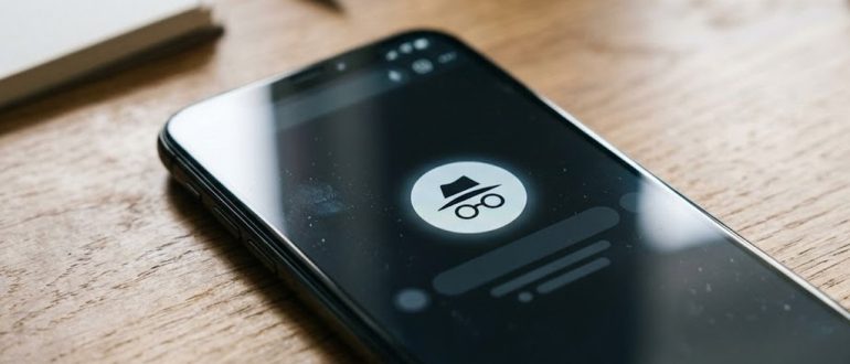 Смартфон с открытой вкладкой в режиме инкогнито на тёмном фоне