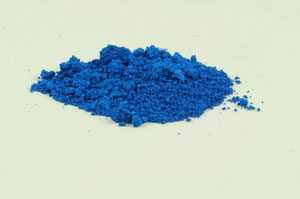 Кобальт  это серебристая голубоватосерая металлическая руда Когда соли кобальта и оксида алюминия смешиваются, вы получите красивый оттенок синего