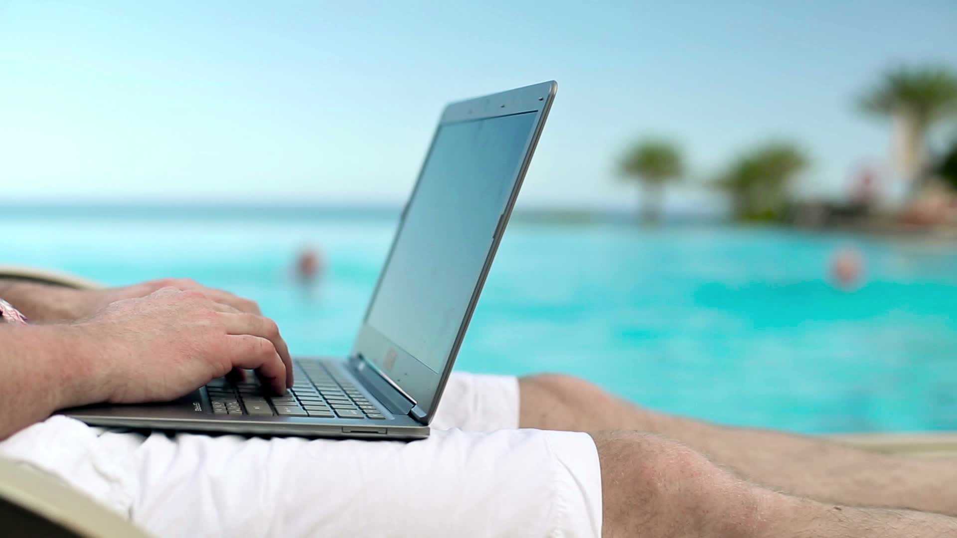 Удаленная работа андроидом. Человек с ноутбуком на пляже. Мужчина на пляже с ноутбуком. С ноутбуком на море. Человек с компьютером на море.